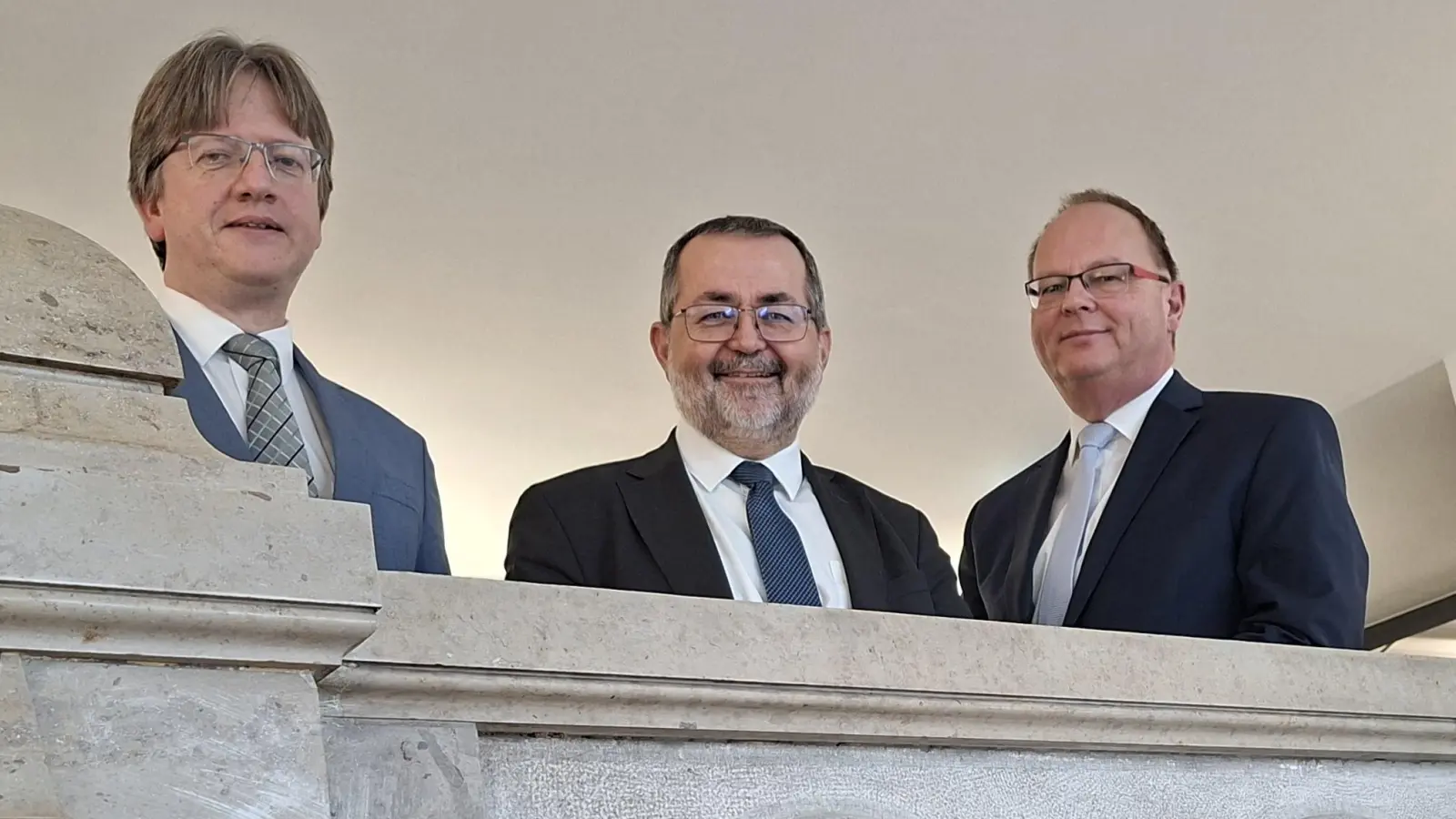 Andreas Wimmer, noch Generalstaatsanwalt in Nürnberg (Mitte), mit Oberstaatsanwalt Jonas Heinzlmeier (links) und Friedrich Weitner Leitender Oberstaatsanwalt in Ansbach. Ab 1. Februar wird Wimmer neuer Generalstaatsanwalt in München.  (Foto: Daniela Ramsauer)