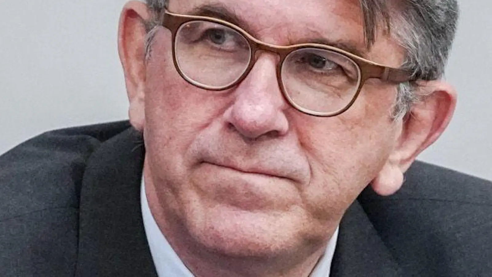 Wolfram Weimer (parteilos), Staatsminister für Kultur und Medien, darf die Betreiber des Berliner Buchladens „Zur schwankenden Weltkugel“ nicht als „politische Extremisten“ bezeichnen. (Foto: Kay Nietfeld/dpa)