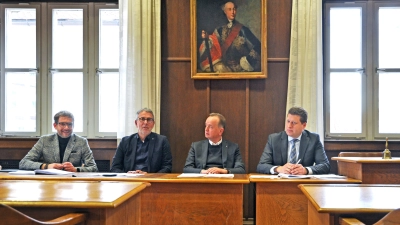 Sie erklärten die drastische Erhöhung (von links): Frank Weihermann, der Geschäftsführer der Gesamtkirchengemeinde, Dekan Dr. Matthias Büttner, Oberbürgermeister Thomas Deffner und Kämmerer Christian Jakobs. (Foto: Jonas Volland)