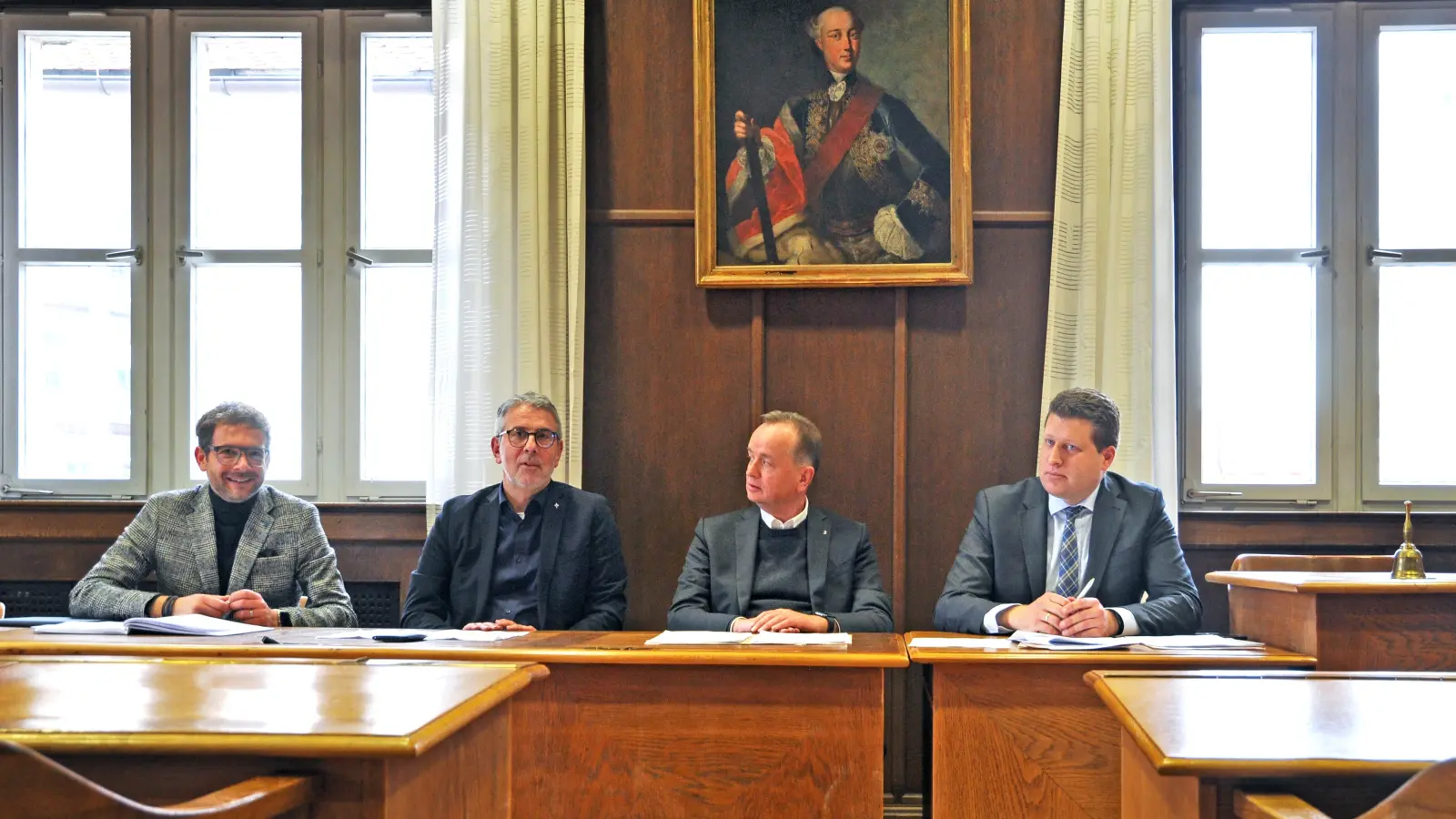 Sie erklärten die drastische Erhöhung (von links): Frank Weihermann, der Geschäftsführer der Gesamtkirchengemeinde, Dekan Dr. Matthias Büttner, Oberbürgermeister Thomas Deffner und Kämmerer Christian Jakobs. (Foto: Jonas Volland)