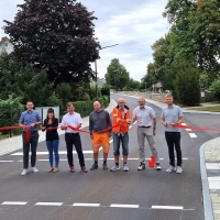 Gemeinsam mit Vertretenden der Verwaltung, des Staatlichen Bauamts und des Planungsbüros Völker gab Burgoberbachs Bürgermeister Gerhard Rammler (Dritter von links) die Triesdorfer Straße nun auch offiziell für den Verkehr frei. (Foto: Andrea Walke)