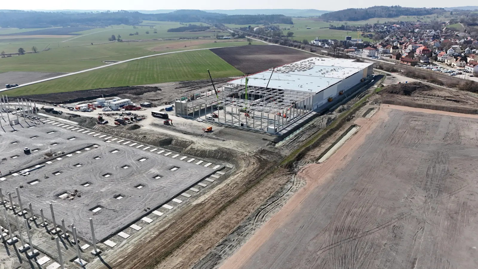 Die Großbaustelle bei Dombühl aus der Vogelperspektive: Bis Ende des Jahres sollen die Hallen fertig sein. (Foto: Bauwo GmbH/Goldbeck GmbH)