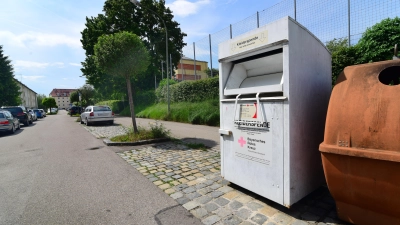 An 27 Standorten in Ansbach stehen Altkleider-Container des Bayerischen Roten Kreuzes. (Foto: Jim Albright)