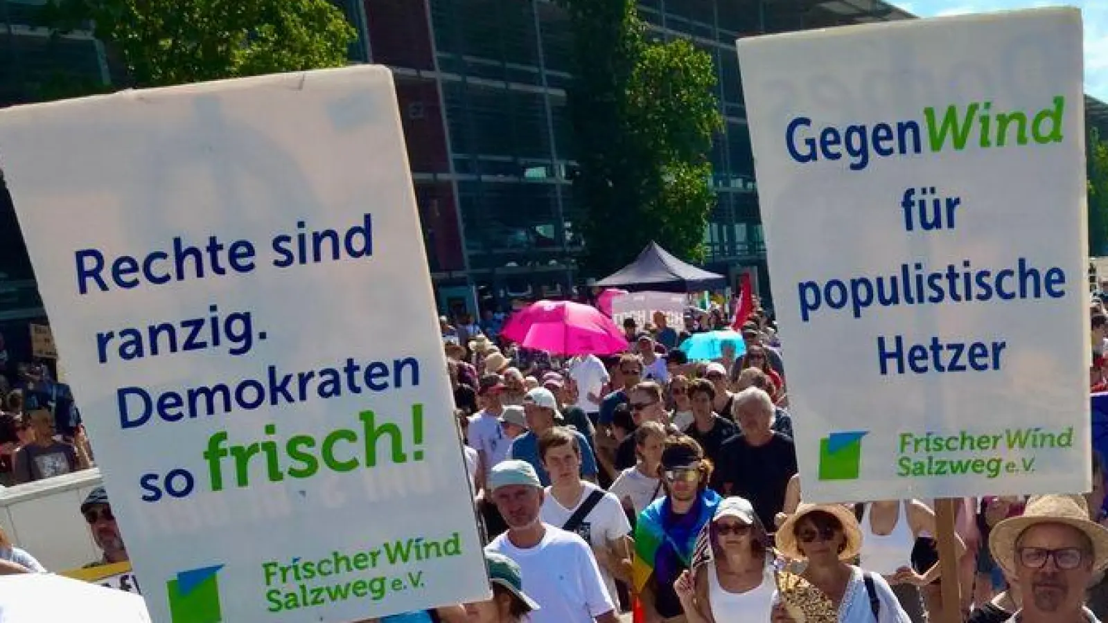 Demonstranten protestieren gegen den Landesparteitag der AfD Bayern. (Foto: Armin Weigel/dpa)