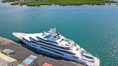 Die Superjacht „Amadea“ liegt im Containerhafen von Lautoka auf Fidschi vor Anker. (Foto: Leon Lord/Fiji Sun/AP/dpa)