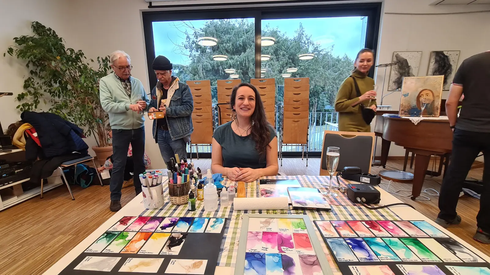 Sofia Braun sprach bei der Vernissage im Gerhard-Götz-Gemeindezentrum über ihr Verständnis von Farben und demonstrierte ihren Umgang damit. (Foto: Margit Schwandt)