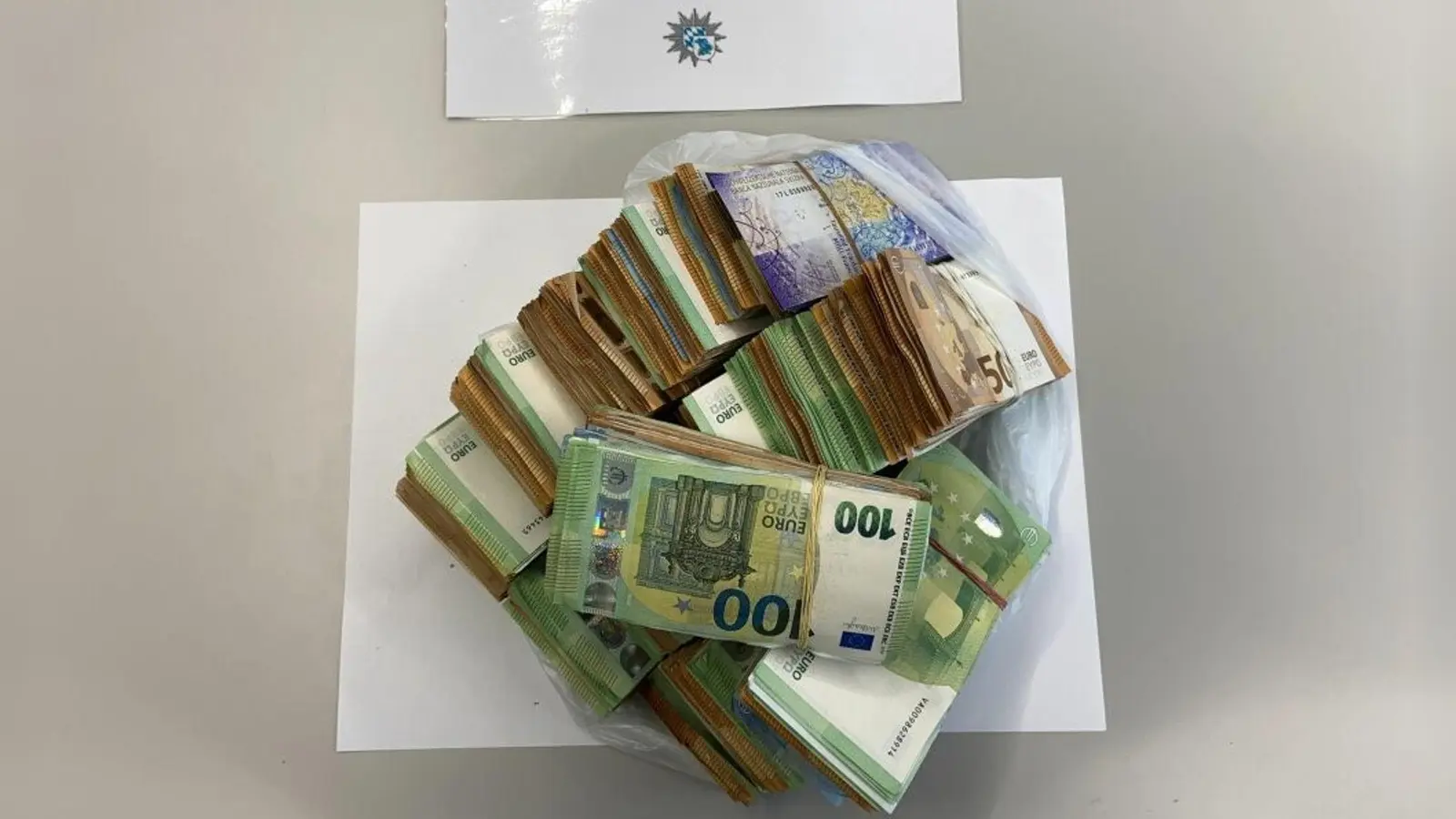 Die Beamten stellten die Geldscheine sicher.  (Foto: -/Polizepräsidium Niederbayern/dpa)