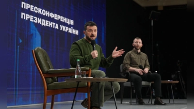 Der ukrainische Präsident Wolodymyr Selenskyj hat kurz vor dem dritten Jahrestag des russischen Einmarsches eine Pressekonferenz gegeben. (Archivbild) (Foto: Evgeniy Maloletka/AP/dpa)