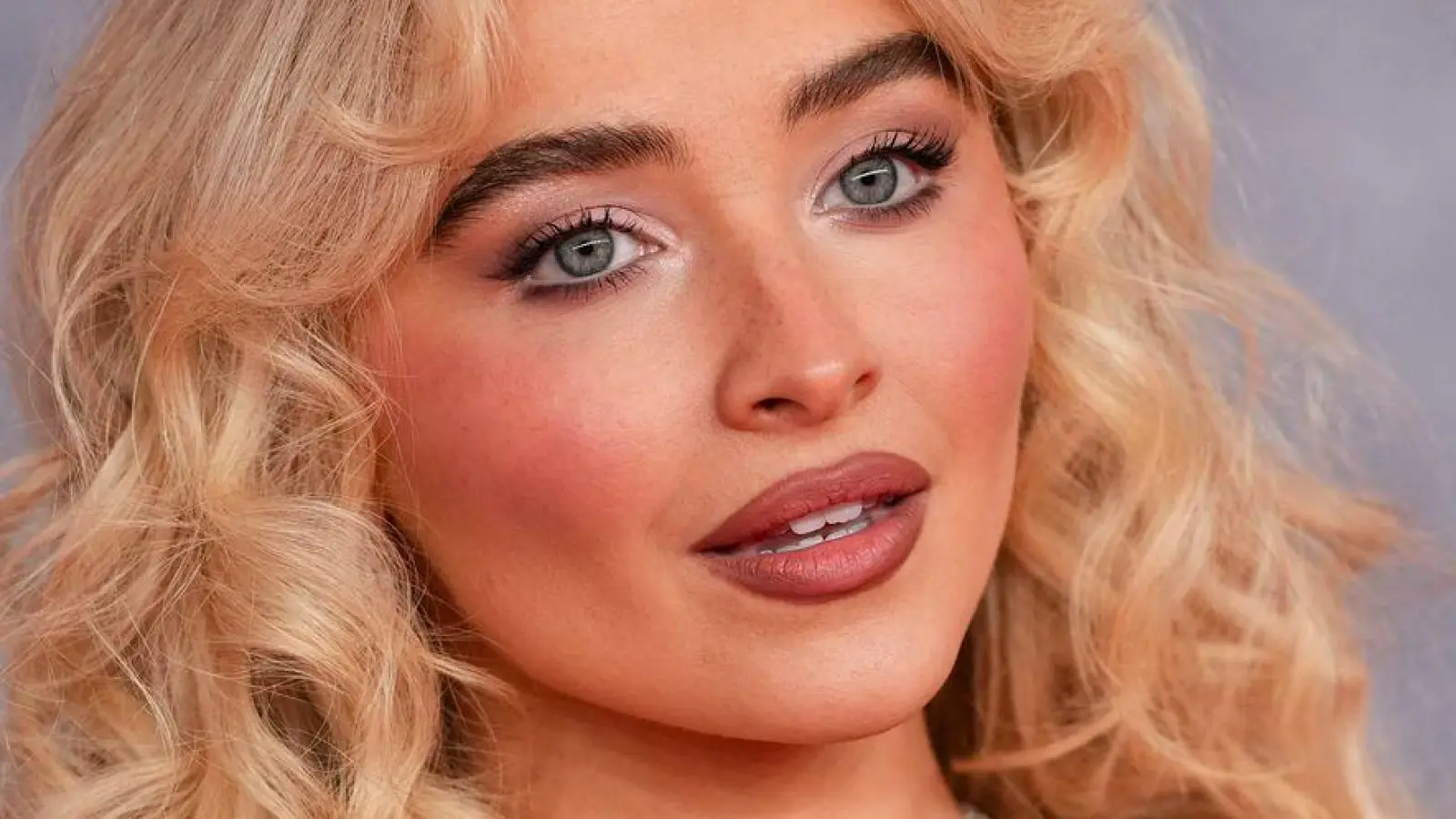 Popstar Sabrina Carpenter zeigt sich empört über das Weiße Haus. (Archivbild) (Foto: Scott A Garfitt/Invision/dpa)