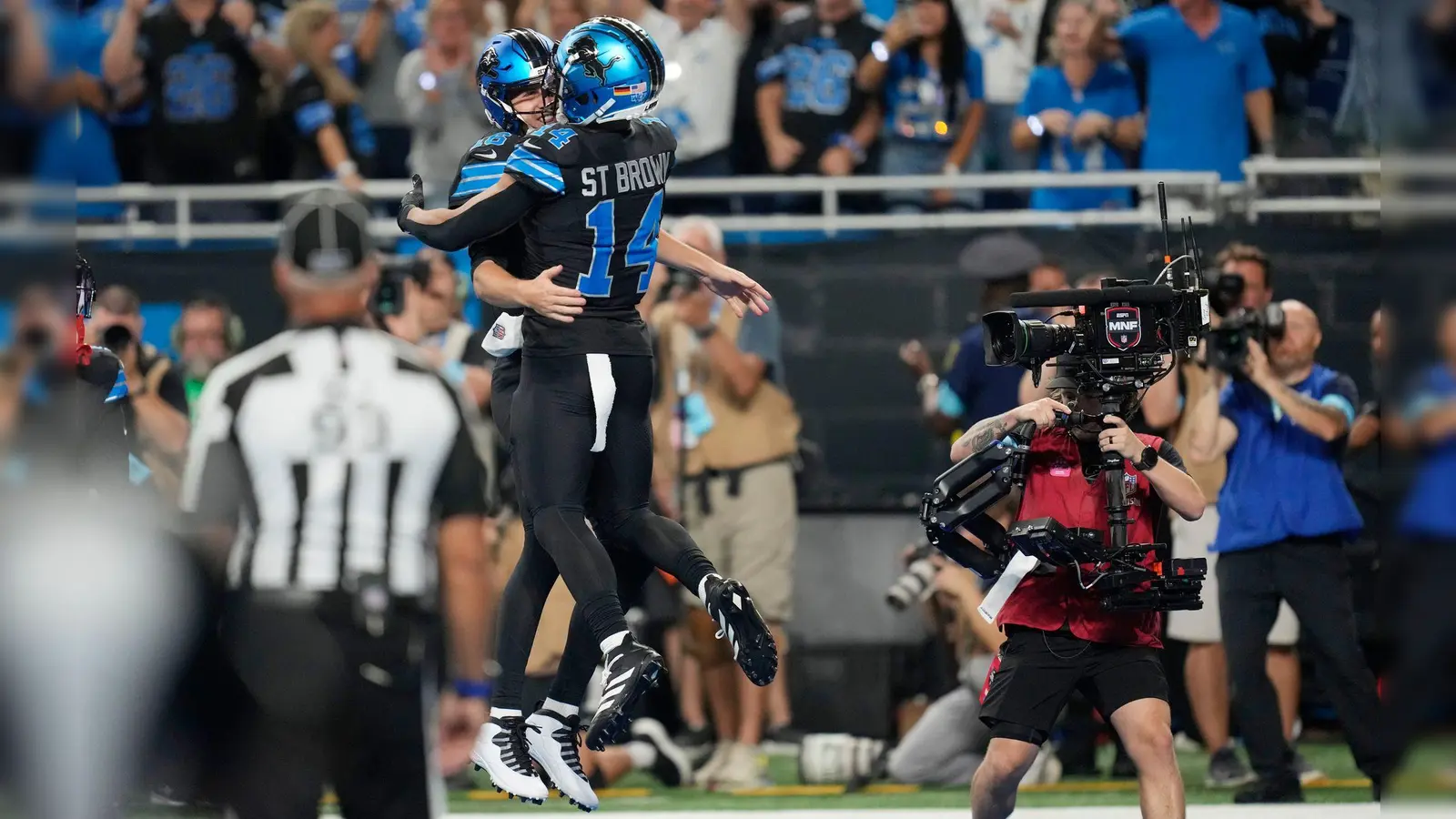 Verkehrte Welt: Amon-Ra St. Brown (rechts) warf einen Touchdownpass auf seinen Quarterback Jared Goff. (Foto: Paul Sancya/AP/dpa)