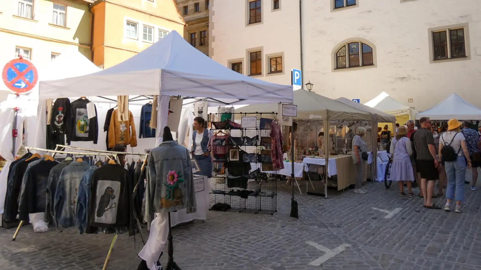 Blick auf den Grünen Markt: Die Händlerinnen und Händler hatten ihre teils aufwändigen Stände aufgebaut und dekoriert.  (Foto: Karl-Heinz Gisbertz)
