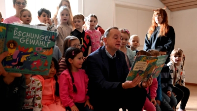 Oberbürgermeister Thomas Deffner (Mitte) las das Buch den Vorschulkindern im Kindergarten Pfiffikus vor.  (Foto: Stadt Ansbach/Anne Ziegler)