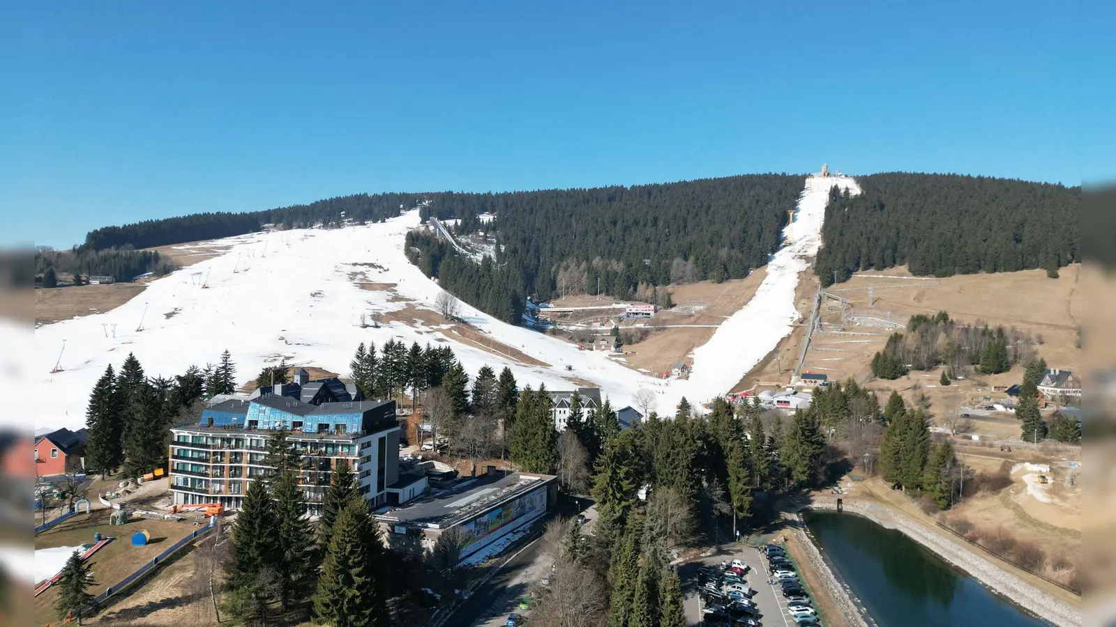 So richtiges Winterfeeling ist in vielen Skigebieten insbesondere in den Mittelgebirgen kaum noch gegeben. (Archivbild) (Foto: Bodo Schackow/dpa)