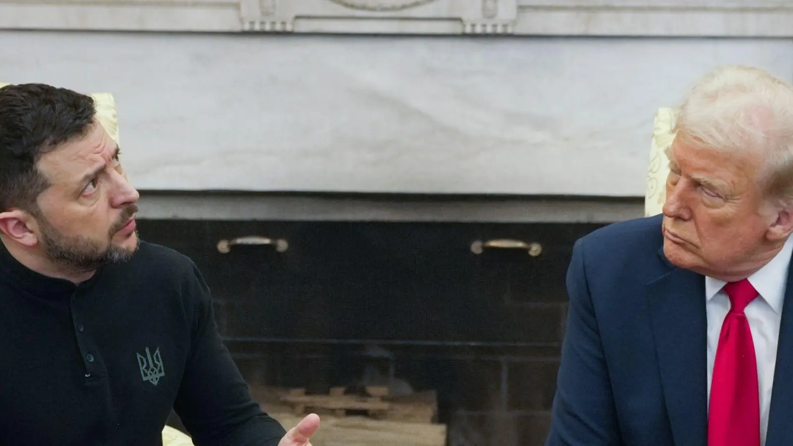 Der ukrainische Staatschef Wolodymyr Selenskyj (l) will US-Präsident Donald Trump klarmachen, dass das Land in den Verhandlungen über ein Kriegsende mit Russland nicht kapitulieren wird. (Archivbild) (Foto: Mystyslav Chernov/AP/dpa)