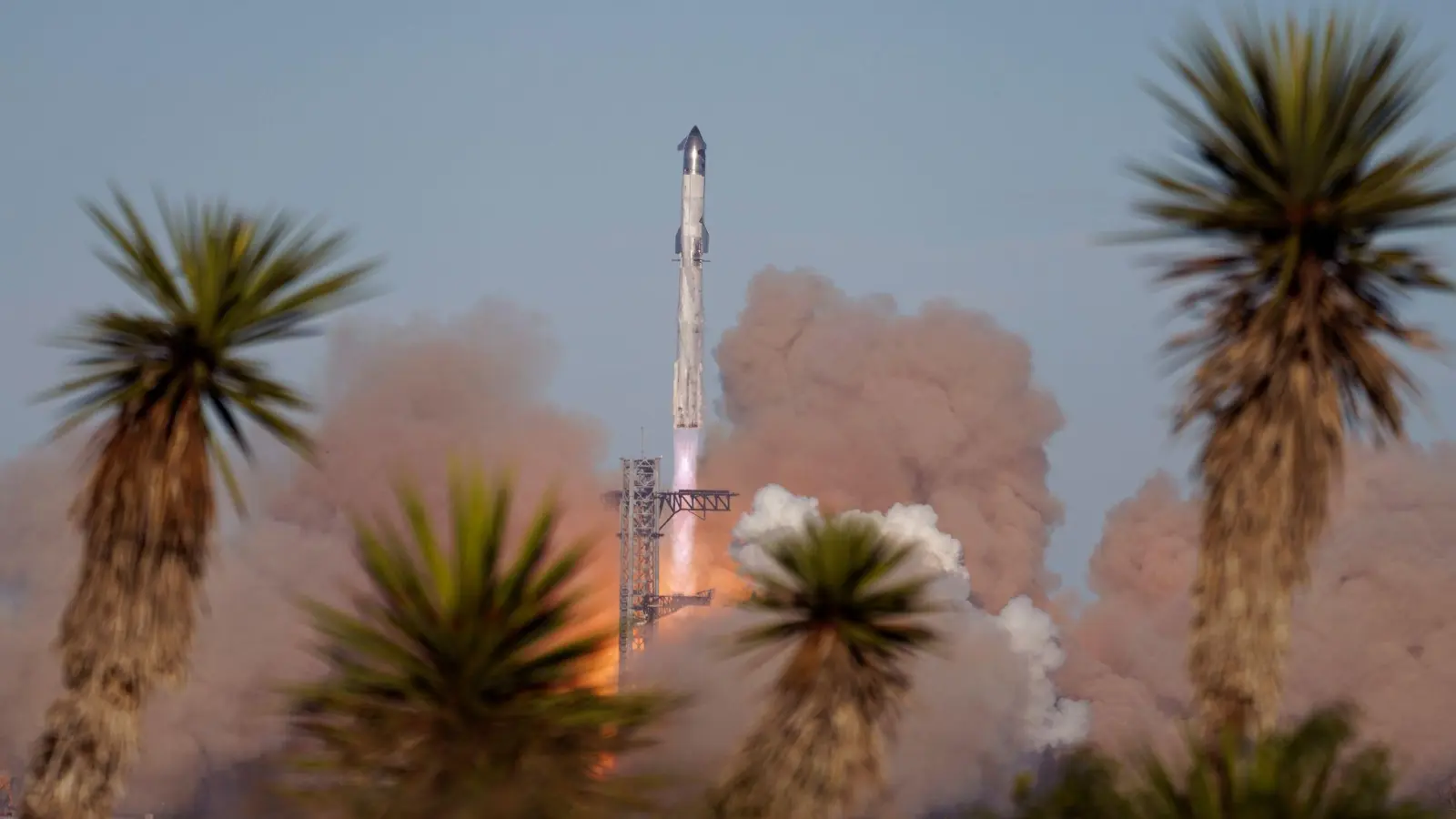 Die Rakete „Starship“ von SpaceX startet zu ihrem Testflug von der Starbase in Boca Chica. (Foto: Eric Gay/AP/dpa)