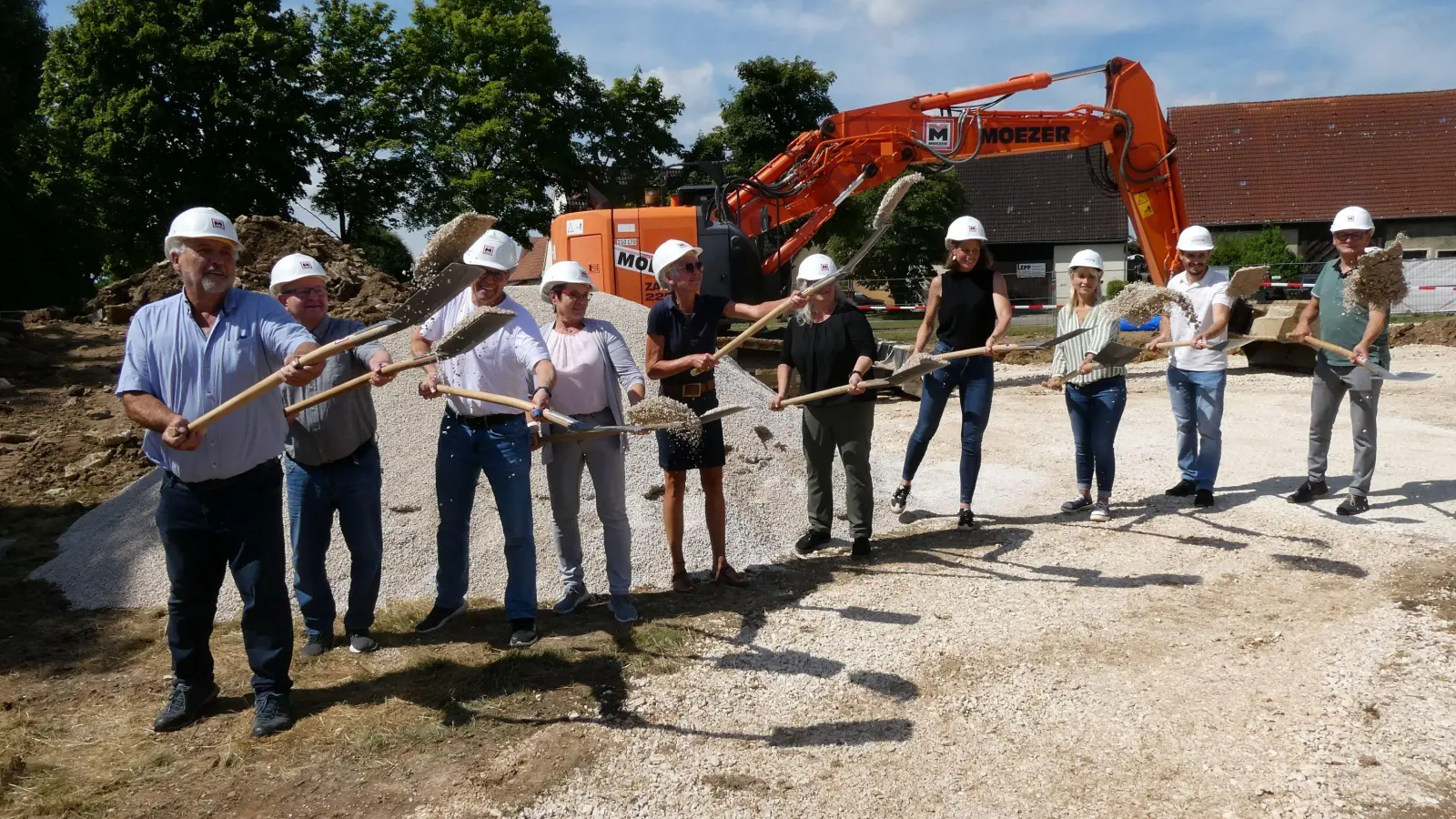 Bürgermeister Markus Bauer (rechts) und Architektin Stefanie Neuhäußer (Dritte von rechts) mit Vertretern der Baufirma, Mitgliedern des Gemeinderats und des Kirchenvorstands greifen zu den Spaten. (Foto: Walter Oberhäußer)