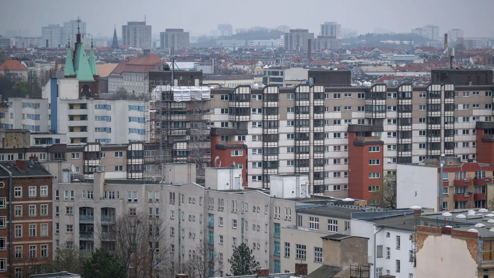 Wohnen in begehrten Gegenden kann ins Geld gehen. Zumindest heftige Preissprünge soll die Mietpreisbremse verhindern. (Archivbild) (Foto: Monika Skolimowska/dpa)