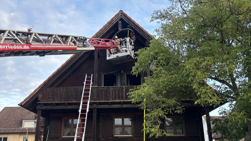 Zu einem Zimmerbrand in Rös (Stadt Herrieden) rückten am Donnerstagmorgen zahlreiche Feuerwehrkräfte aus. (Foto: NEWS5 / Kevin Weddig)