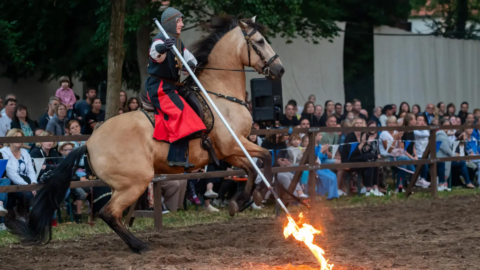 Ritterturniere und Mittelaltermarkt erwarten Groß und Klein bei den Rittertagen in Uffenheim, aber auch Armbrustschießen, Greifvögel und Lagerleben werden geboten. (Foto: dvfoto.de/Volker Danzer)