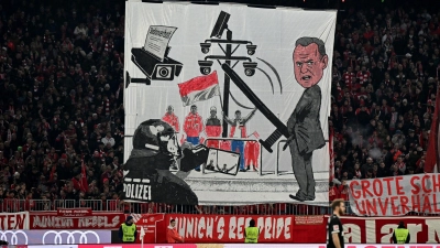Die Bayern-Fans präsentierten aus Protest eine Karikatur von Hamburgs Innensenator Andy Grote. (Foto: Sven Hoppe/dpa)