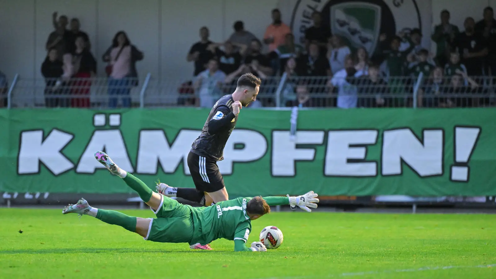 Der Auftrag der Fans im Xaver-Bertsch-Sportpark war klar. Kämpfen ist nicht das Problem des Regionalligisten SpVgg Ansbach (hier Dino Nuhanovic mit Gästetorwart Maximilian Reil). (Foto: Martin Rügner)