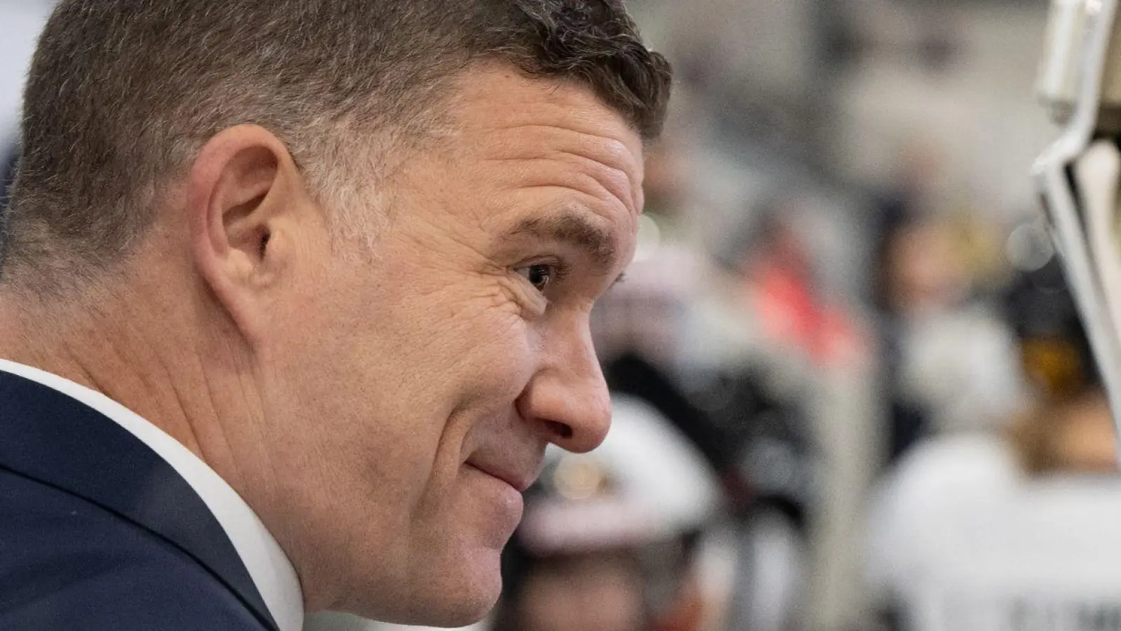 Bundestrainer Jeff MacLeod und die deutschen Eishockey-Frauen holten sich bei der WM den Gruppensieg. (Foto: Sven Hoppe/dpa)