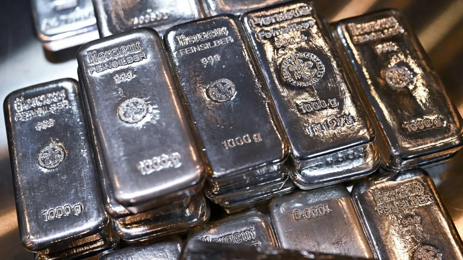 An einen unbekannten Abholer übergab der Senior 50 Kilogramm Silber. (Symbolbild) (Foto: Sven Hoppe/dpa)