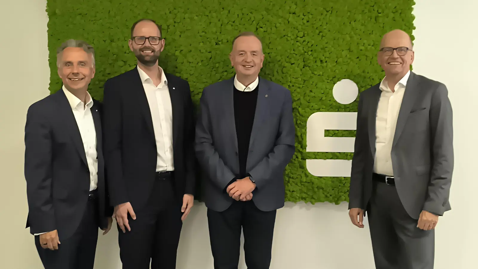 Die Sparkassenvorstände Dieter Mai und Tobias Mildner stellten gemeinsam mit Oberbürgermeister Thomas Deffner und dem Vorstandsvorsitzenden Werner Frieß (von links) den Geschäftsbericht für das Jahr 2025 vor.  (Foto: Thomas Schaller)