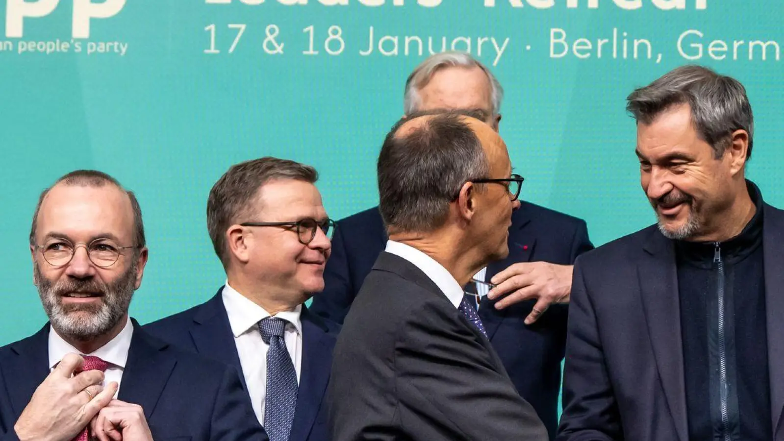 Die Parteienfamilie der EVP um ihren Vorsitzenden Manfred Weber (links) ist in Brüssel die Heimat von CDU und CSU. (Archivbild)  (Foto: Michael Kappeler/dpa)