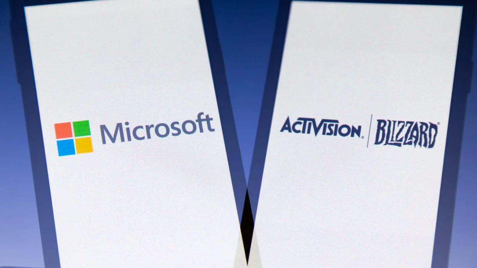 Die Logos des amerikanischen multinationalen Technologiekonzerns Microsoft und des Videospielunternehmens Activision Blizzard. (Foto: Andre M. Chang/ZUMA Press Wire/dpa)