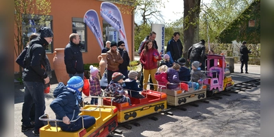 Eine Kindereisenbahn lädt zum kostenlosen Mitfahren ein. (Foto: Klemens Hoppe)