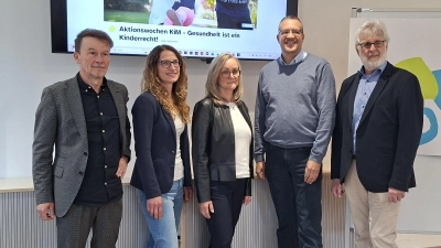 Andreas Schwarz von der Agentur von Corbeau, Daniela Gmeinwieser vom Marketing der Lebenshilfe, Beate Schwarz, Michael Breuker, Vorsitzender der Lebenshilfe und Kurt Unger, Aufsichtsratsvorsitzender der Lebenshilfe, präsentieren die barrierearme Website. (Foto: Daniela Ramsauer)