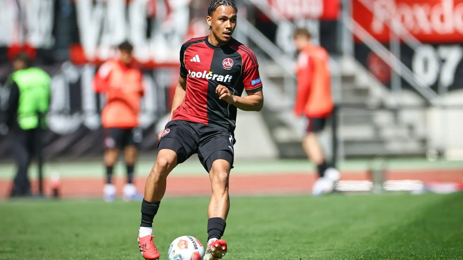 Der vom FC Augsburg ausgeliehene Außenverteidiger Henri Koudossou zählte auch zu den verabschiedeten FCN-Profis. (Archivbild) (Foto: Daniel Karmann/dpa)