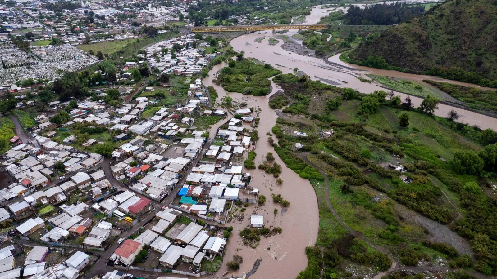 Starkregen und Überschwemmungen: Für mehrere Gebiete der Hauptstadt Santiago de Chile gilt derzeit die Alarmstufe Rot. (Foto: Esteban Felix/AP/dpa-tmn)