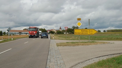 Auf Höhe der Abzweigung nach Dickersbronn soll der südliche Knotenpunkt der Lehengütinger Ortsumfahrung entstehen. Aus den Reihen des Schopflocher Gemeinderates wurde der Wunsch nach einem Kreisel geäußert, wie er auch im Norden geplant ist. Das Staatliche Bauamt hingegen zieht ein Brückenbauwerk vor. (Foto: Markus Weinzierl)