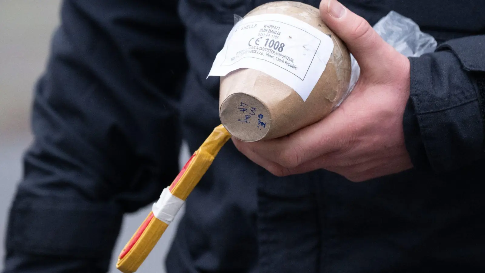 Im Fall eines schwerstverletzten Kindes in Berlin wird vermutet, dass eine illegale Kugelbombe im Spiel gewesen sein könnte. (Archivbild) (Foto: Sebastian Kahnert/dpa)