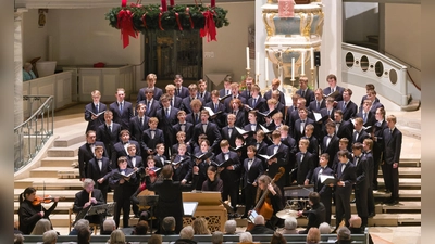 Waren, eingeladen vom Theater Ansbach, mit Weinachtsliedern in St. Gumbertus zu Gast: der Windsbacher Knabenchor und die lautten compagney Berlin unter der Leitung von Ludwig Böhme. (Foto: Martin Stumpf)