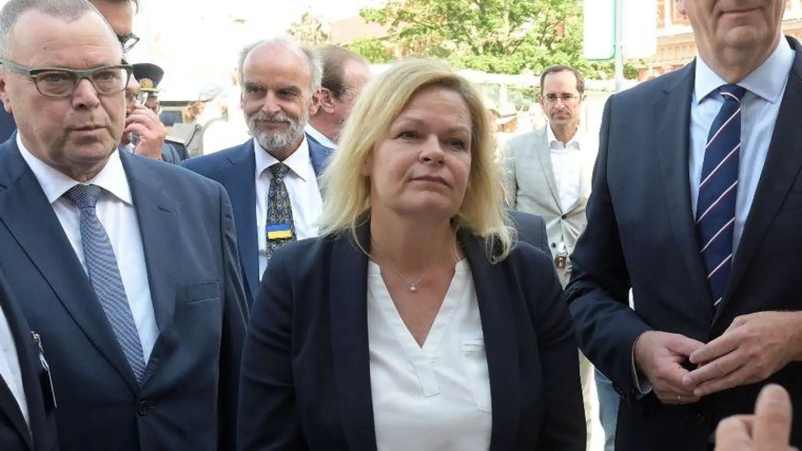 Bundesinnenministerin Nancy Faeser (l.) informiert sich am Stand der Feuerwehr Hanau während ihres Besuchs beim „Tag des Bevölkerungsschutzes“ in Potsdam. (Foto: Michael Bahlo/dpa)