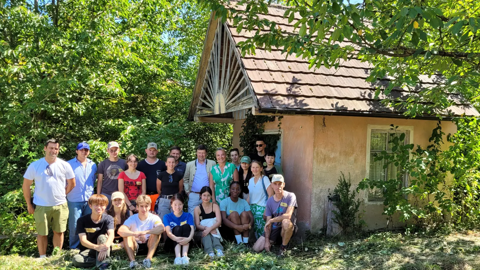 Die Teilnehmer des internationalen Work-Camps sind noch bis Ende August in Bad Windsheim und pflegen einen der Wallgärten zwischen Spitalwall und Westring. (Foto: Nina Daebel)