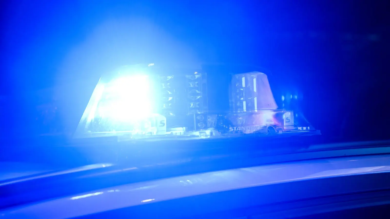 Die Polizei sucht nach einer Person, die am Mittwoch in den Gegenverkehr gefahren ist und vom Unfallort geflohen ist. (Symbolbild: Julian Stratenschulte/dpa)