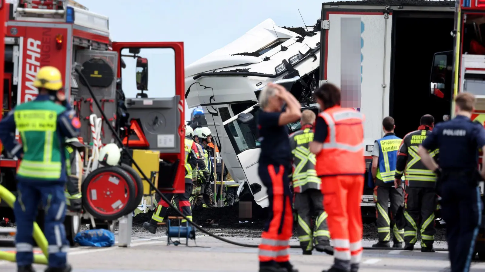Zahlreiche Kräfte von Polizei, Feuerwehr und Rettungsdienst waren nach dem Unfall im Einsatz. (Foto: Karl-Josef Hildenbrand/dpa)