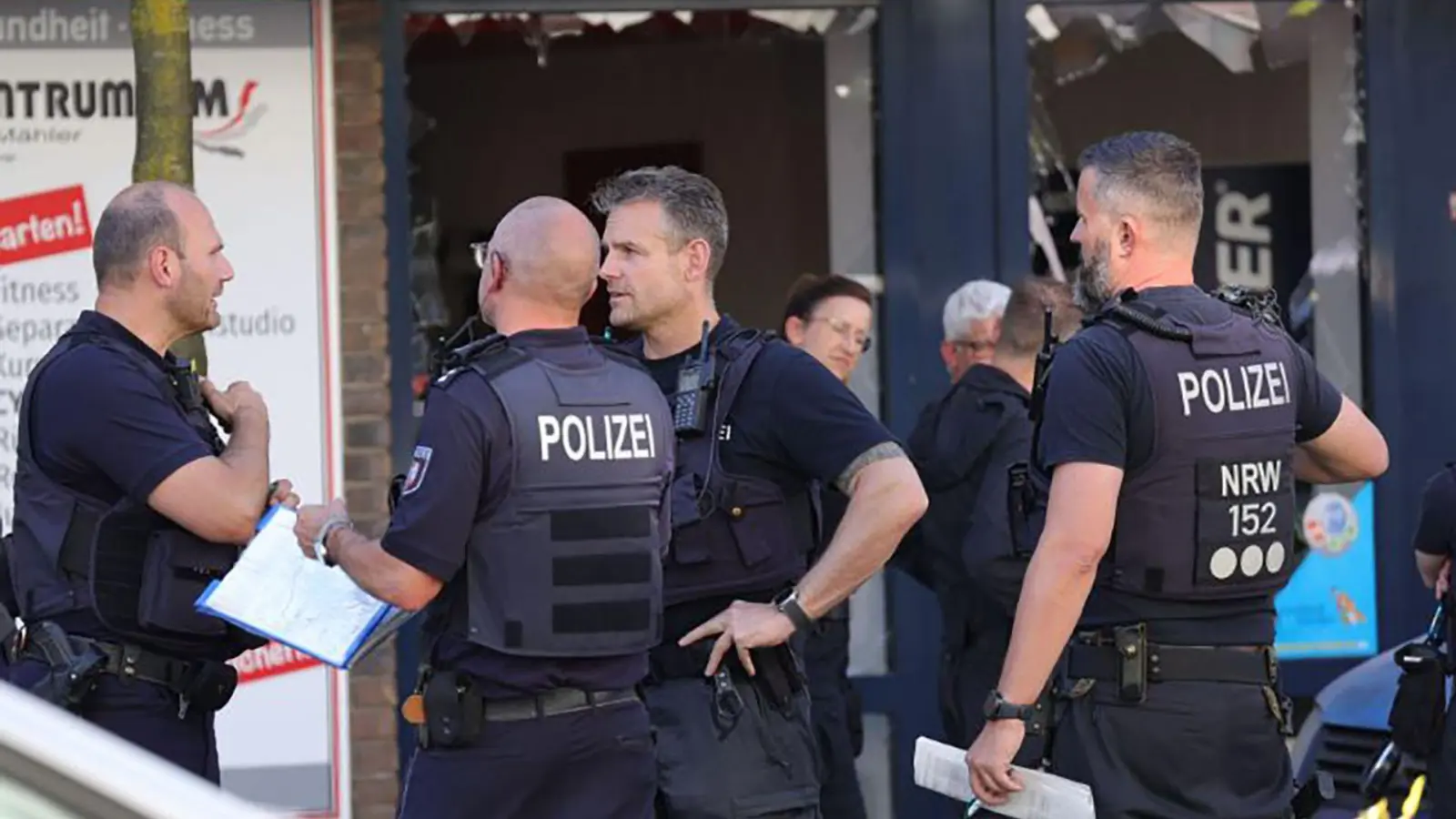 Einsatzkräfte der Feuerwehr und Polizei in der Innenstadt von Solingen. Hier ist es zu einer Explosion gekommen. (Foto: Gianni Gattus/dpa)