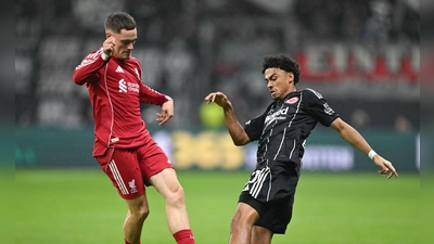 Spielte sich selbst aus und Eintracht Frankfurt um Nathaniel Brown (r) noch tiefer in die Krise: Liverpools Florian Wirtz (l). (Foto: Arne Dedert/dpa)