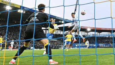 Tor nach 30 Sekunden: Paderborns Filip Bilbija trifft in Braunschweig.  (Foto: Swen Pförtner/dpa)