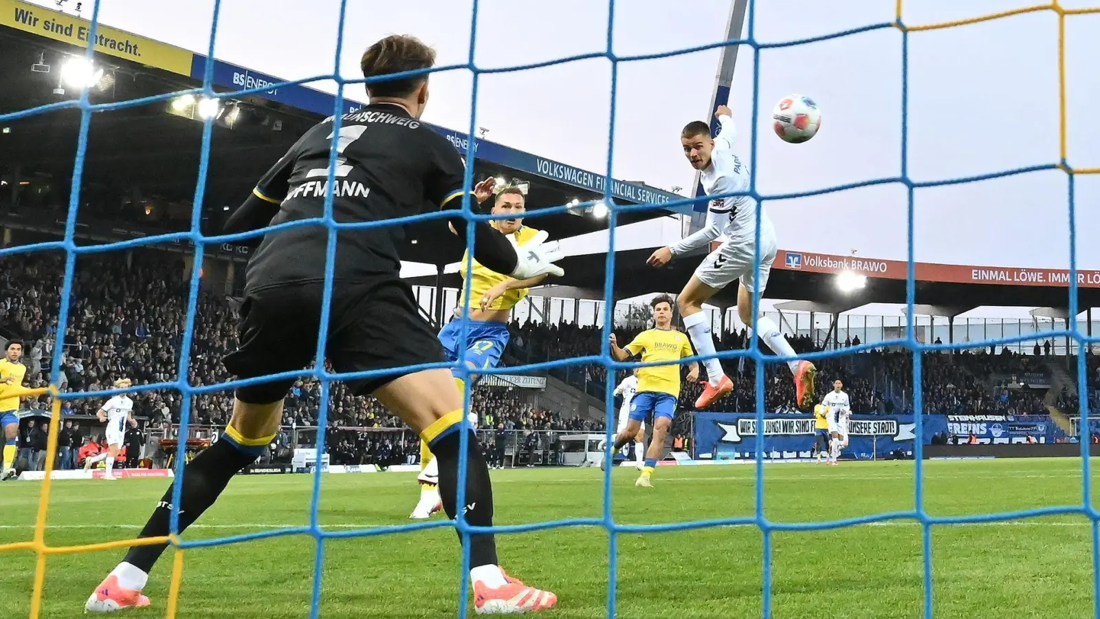 Tor nach 30 Sekunden: Paderborns Filip Bilbija trifft in Braunschweig.  (Foto: Swen Pförtner/dpa)