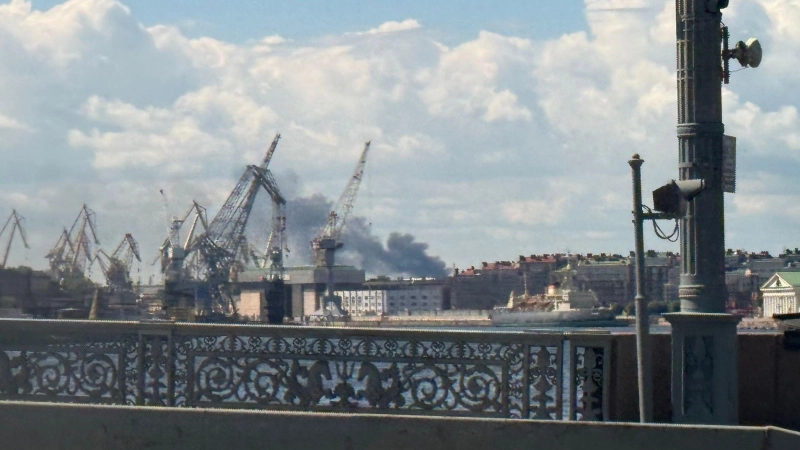 Während des Wirtschaftsforums in St. Petersburg brannte schon am Mittwoch eine Ölraffinerie nach einem ukrainischen Drohnenangriff. (Archivbild) (Foto: Ulf Mauder/dpa)