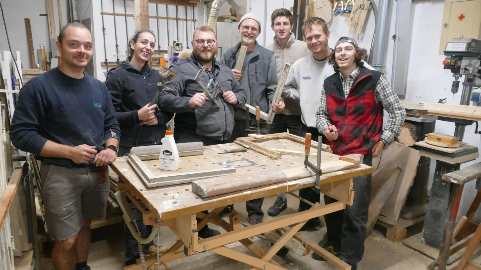 Martin Schwiersch und seine Gäste haben Fensterstöcke restauriert (von links): Gauthier Daschler, Caroline Reyl, Blaise Blauvais, Martin Schwiersch, Elie Fredel, Maxime Bouan und Raphael Nolhier. (Foto: Helmut Meixner)