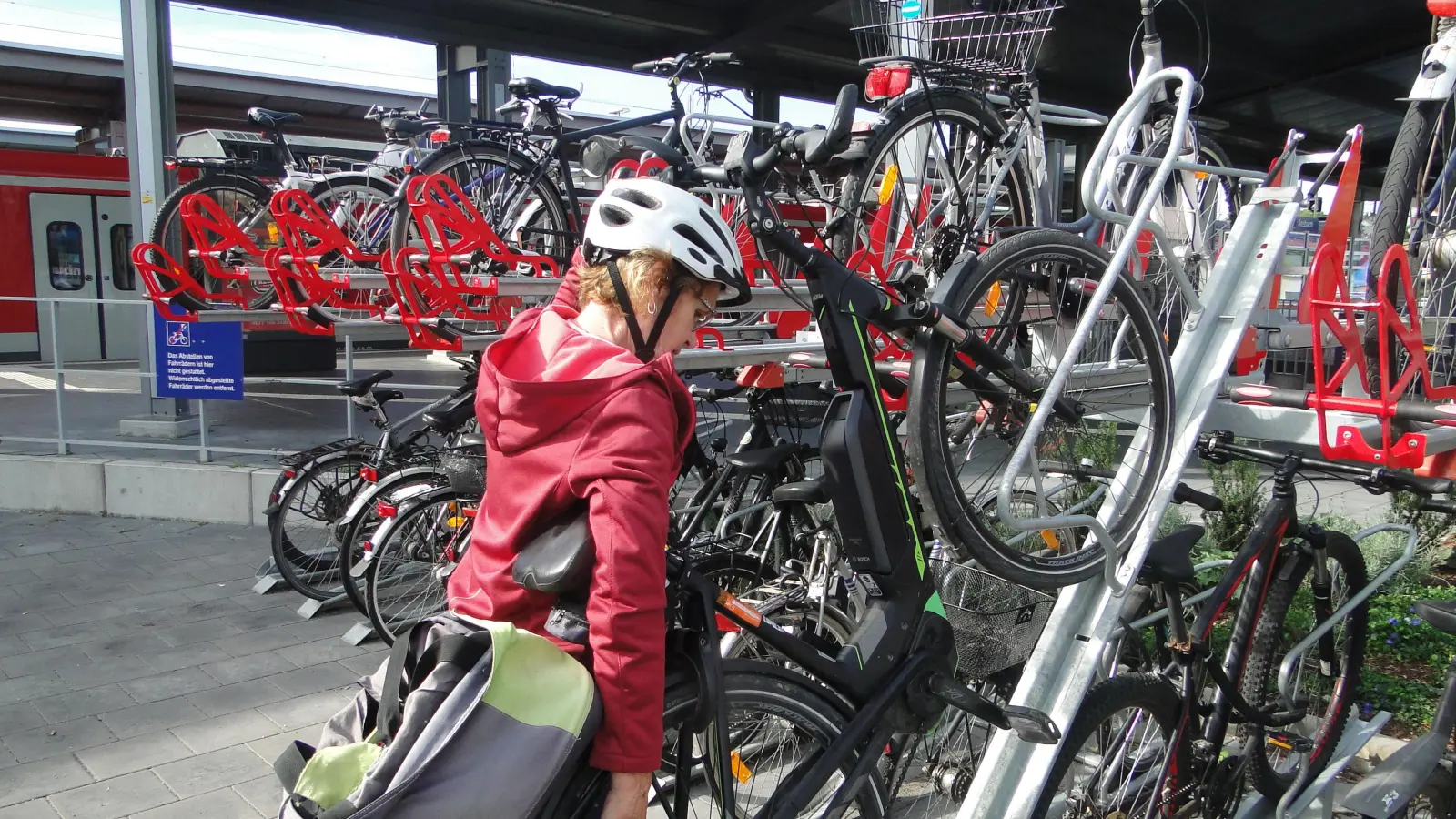 Keine Chance: Margot Huber bekommt ihr E-Bike nicht auf den oberen Fahrrad-Ständer geschoben. (Foto: Winfried Vennemann)