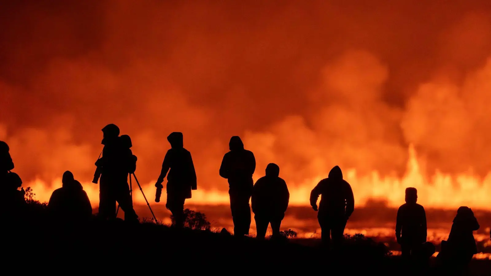 Auf Island ist zum sechsten Mal innerhalb von neun Monaten ein Vulkan ausgebrochen. (Foto: Marco di Marco/AP/dpa)