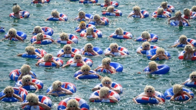 Schwimmen für den guten Zweck.  (Foto: George Chan/SOPA Images via ZUMA Press Wire/dpa)